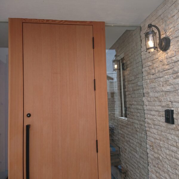 柾目が美しい玄関ドアは南部鉄のハンドルがアクセント！