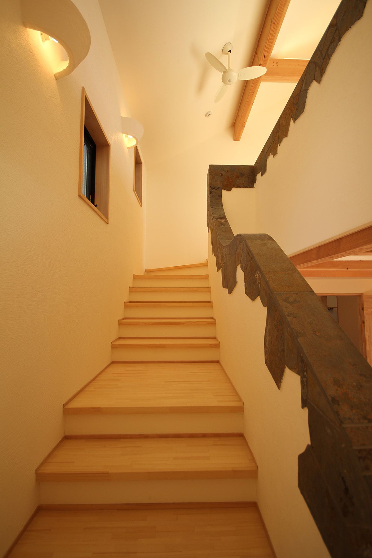 階段 | フォトギャラリー | 「食べられる家」徳島の自然素材・天然素材の戸建、健康な注文住宅なら無添加住宅正規代理店、阿南市の四国建設へ