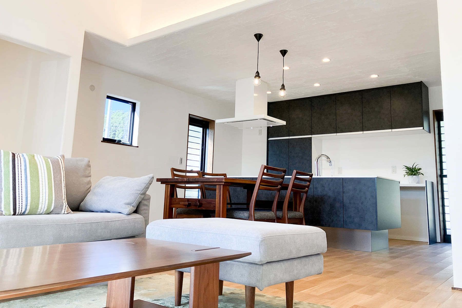 【徳島県阿南市】天然石の屋根としっくい壁のコントラストが美しい平屋のお家 | 四国建設